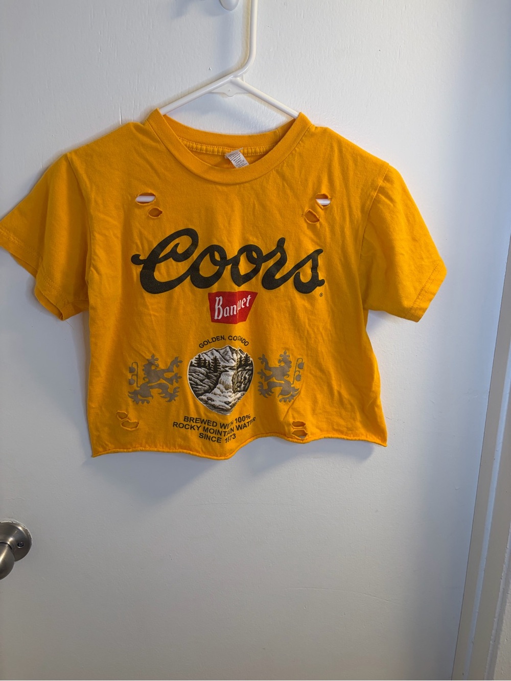 Coors Banquet Distressed Crop Top Women’s Small Yellow Beer Graphic Western Tee